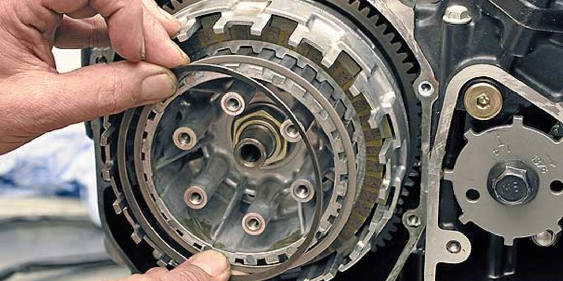 So wechseln Sie die Kupplung an Ihrem Motorrad